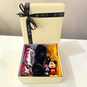 Set pentru copii Joy Box Mickey Mouse, breloc figurina Disney, 3 trandafiri negri de sapun si Kinder Bueno - Img 6