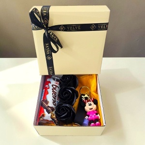 Set pentru copii Joy Box Minnie, breloc figurina Disney, 3 trandafiri negri de sapun si Kinder Bueno - Img 3