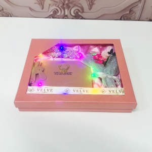 Set pentru femei JESOU COLLECTION LED , cutie cu trei articole practice, portofel, clema pentru par si mini buchet floral, Roz pudrat