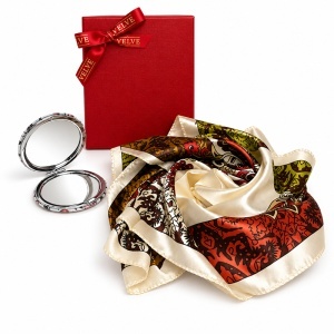 Set pentru femei Satin Glow cu esarfa satinata 50x50 cm si oglinda compacta, in cutie eleganta, crem-ruginiu