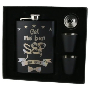 Set personalizat „Cel mai bun Sef din lume”, cu plosca, palnie si doua pahare, Negru