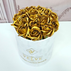 Set premium cu trandafiri de sapun aurii, parfum Barakkat Rouge 540 si Ferrero Rocher - Img 2