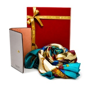 Set premium dama Grace Edition, cu portofel din piele eco gri si esarfa satinata, in cutie eleganta - Img 2