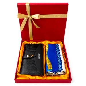 Set premium dama Royal Blue Edition, cu portofel din piele eco textura crocodil negru si esarfa satinata, in cutie eleganta