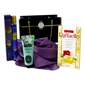 Set premium Luxury Purple, cu esarfa mov din matase, parfum Haya 35 ml, crema de maini si Raffaello, in cutie cadou tip geanta