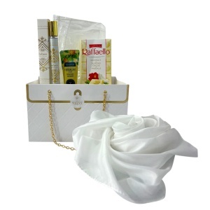 Set premium Luxury White, cu esarfa alba din matase, parfum Badee Al Oud 35 ml, crema de maini si Raffaello, in cutie cadou tip geanta