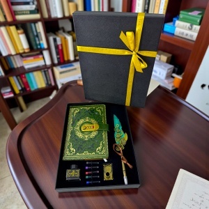 Set Regal Secret, cu agenda/jurnal inchidere cifru, stilou cu pana si suport, calimara si rezerve cerneala, Verde - Img 3