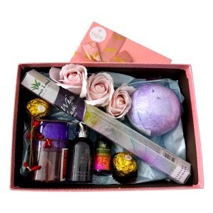 Set Relax Time, cu gel de dus, praline, bomba de baie, lumanare, ulei si betisoare parfumate