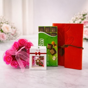Set Ruby Romance, trandafiri din sapun in cutie inima, ciocolata Schogetten si jurnal elegant rosu