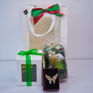 Set Special Spring, cu esarfa, brosa si flori uscate parfumate, ambalate in cutie eleganta, Verde 1