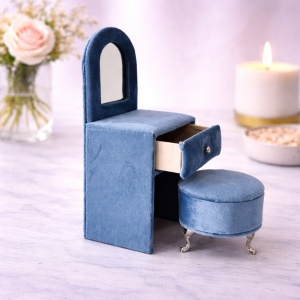 Suport bijuterii sub forma de masuta de toaleta cu scaun albastru prafuit, 24x11 cm - Img 2