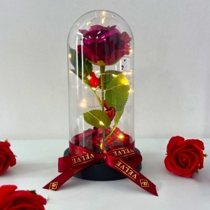 Trandafir artizanal in cupola cu petale decorative pe blat negru, LED, Visiniu