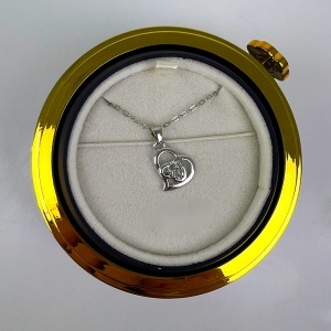Trandafir de sapun rosu in cutie eleganta cu cupola transparenta si lantisor cu pandantiv surpriza - Img 5