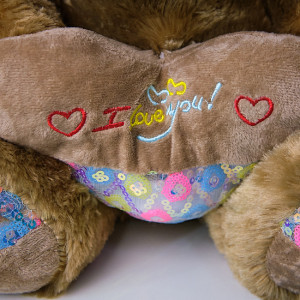 Ursulet de plus Twinkle, cu inimioara, inaltime 37 cm, Maro