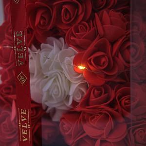 Ursulet floral 25cm, cu LED-uri luminoase, din trandafiri spuma rosu cu inima rosie, in cutie cadou