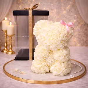 Ursulet floral crem din trandafiri din spuma cu inimioara din perle 25 cm, decorat manual, in cutie cadou