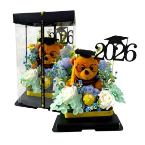 Aranjament absolvire 2026 Graduate cu ursulet de plus, trandafiri si hortensii de sapun, pralina Ferrero, in cutie transparenta premium