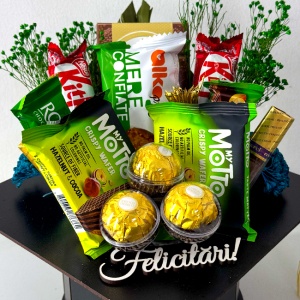 Aranjament absolvire copii 2026 in cutie toca cu dulciuri premium, tableta si praline Ferrero Rocher, KitKat, My Motto - Img 3