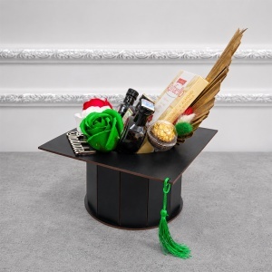 Aranjament absolvire Graduate in forma de toca, cu bauturi in miniatura Jagermeister si Unicum, praline Raffaello, Rocher si trandafiri de sapun - Img 6