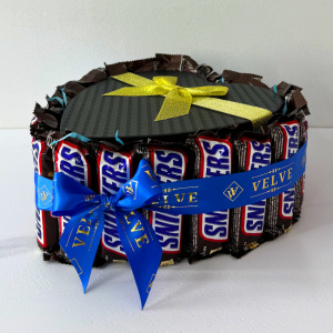 Aranjament Bonys in forma de inima cu batoane Snickers, Jim Beam 200 ml, praline Ferrero Rocher 50gr, apa de toaleta Cuba Royal 35 ml si 3 trabucuri