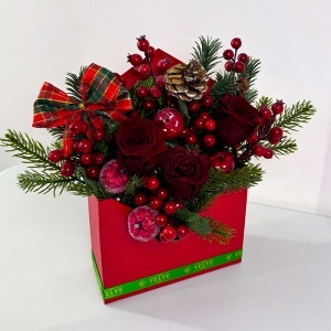 Aranjament Christmas Rouge cu trandafiri rosii criogenati, crengute de brad si decoratiuni de sezon, in cutie eleganta rosie - Img 3