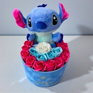 Aranjament cu flori de sapun si jucarie de plus Stitch albastru, in cutie eleganta - Img 5