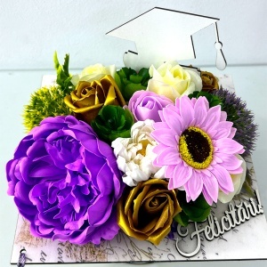 Aranjament floral absolvire 2026 Graduate in forma de toca, cu bujor, floarea soarelui si nufar de sapun, 20x20x12 cm - Img 2