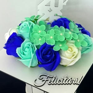Aranjament floral absolvire 2026, in cutie alba in forma de toca cu flori de sapun, 20x20x23cm, Turqoise - Img 2