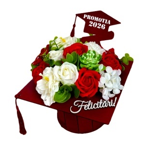 Aranjament floral absolvire 2026, in cutie in forma de toca cu trandafiri, hortensii, anemone si plante artificiale, 20x20x12cm, Alb/Rosu