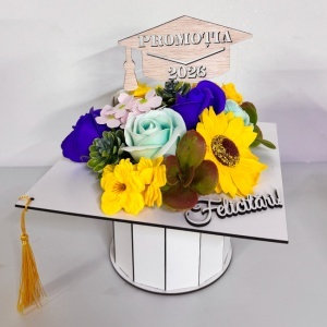 Aranjament floral absolvire 2026, in cutie tip toca cu flori de sapun, 20x20x23cm - Img 4