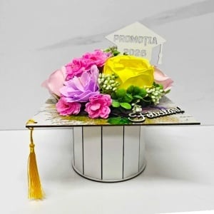 Aranjament floral absolvire 2026, in cutie tip toca cu flori de sapun, 20x20x23cm, Roz - Img 5
