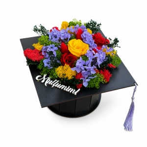 Aranjament floral absolvire 2026 in forma de toca neagra Graduate cu trandafiri criogenati, hortensii si licheni conservati - Img 2