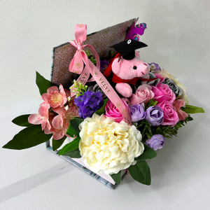 Aranjament floral absolvire, in cutie tip carte, cu flori de sapun, flori artizanale si ursulet cu toca - Img 4