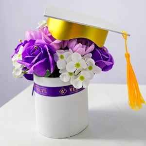 Aranjament floral absolvire Lavender Pink cu trandafiri de sapun, in cutie rotunda - Img 5