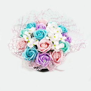 Aranjament floral Ametist cu flori de sapun, in cutie rotunda neagra, accesorita cu funda si plasa sizal