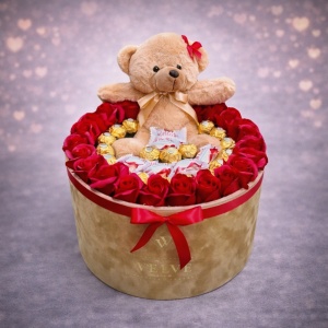 Aranjament floral aniversar Sweet Rose Embrace, cu 25 trandafiri de sapun, ursulet de plus Tobi, praline Ferrero Rocher si Raffaello, in cutie rotunda cu catifea aurie, Auriu/Rosu - Img 3