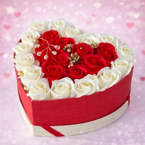 Aranjament floral Brilliant Heart, cu 23 trandafiri sapun si accesorii perlate, cutie in forma de inima, Rosu-Alb Unt