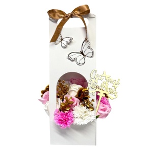 Aranjament floral Butterfly, cu trandafiri si garoafe din sapun, plante decorative, cu topper " Cea mai buna sora", in cos deosebit cu toarte, Alb