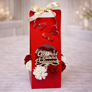 Aranjament floral Butterfly, cu trandafiri si garoafe din sapun, plante decorative, cu topper " Cea mai buna profesoara ", in cos deosebit cu toarte, Rosu