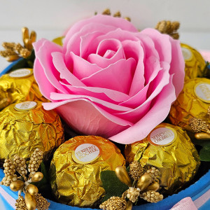 Aranjament floral Chocolate Rose cu un trandafir de sapun, stamine aurii si opt praline Ferrero Rocher, in cutie de catifea 2