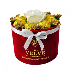 Aranjament floral Chocolate Rose cu un trandafir de sapun, stamine aurii si 8 praline Ferrero Rocher, in cutie rosie cu catifea, Alb - Img 6