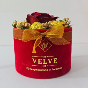 Aranjament floral Chocolate Rose cu un trandafir de sapun, stamine aurii si opt praline Ferrero Rocher, in cutie rosie cu catifea, Rosu grena 3