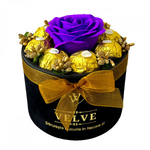 Aranjament floral Chocolate Rose cu un trandafir de sapun, stamine aurii si opt praline Ferrero Rocher, in cutie neagra cu catifea, Albastru indigo 5