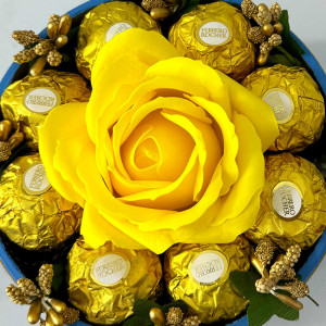 Aranjament floral Chocolate Rose cu un trandafir de sapun, stamine aurii si opt praline Ferrero Rocher, in cutie albastra cu catifea, Galben 3