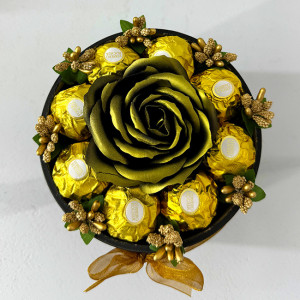 Aranjament floral Chocolate Rose cu un trandafir de sapun, stamine aurii si opt praline Ferrero Rocher, in cutie neagra cu catifea, Auriu 1