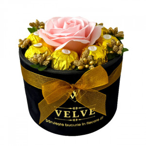 Aranjament floral Chocolate Rose cu un trandafir de sapun, stamine aurii si 8 praline Ferrero Rocher, in cutie neagra cu catifea, Roz perlat