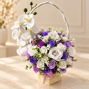 Aranjament floral Cosulet Royal Orchid cu orhidee si trandafiri de sapun mov, lila, albi