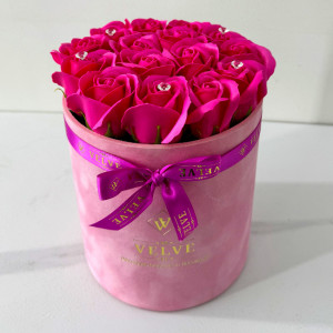 Aranjament floral Crystal Beauty cu 15 trandafiri de sapun, cristale artizanale, in cutie roz cu catifea, fucsia