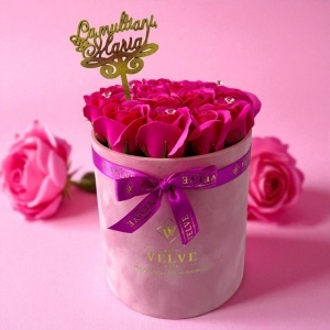 Aranjament floral Crystal Beauty cu 15 trandafiri de sapun, cristale artizanale, in cutie roz de catifea, topper " La multi ani Maria! ", Fucsia - Img 2
