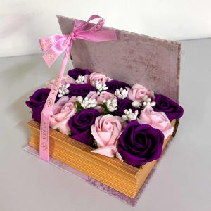 Aranjament floral cu 15 trandafiri de sapun in cutie tip carte, Mov-Roz - Img 3